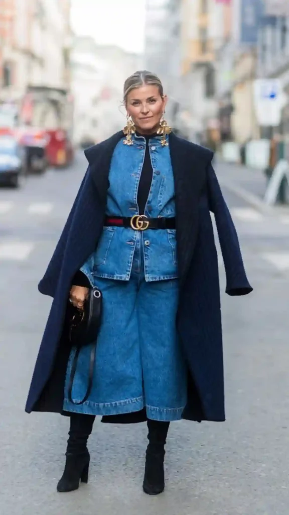 Outfit double denim avec cape bleue marine saison automne hiver 2025 outfit of the day